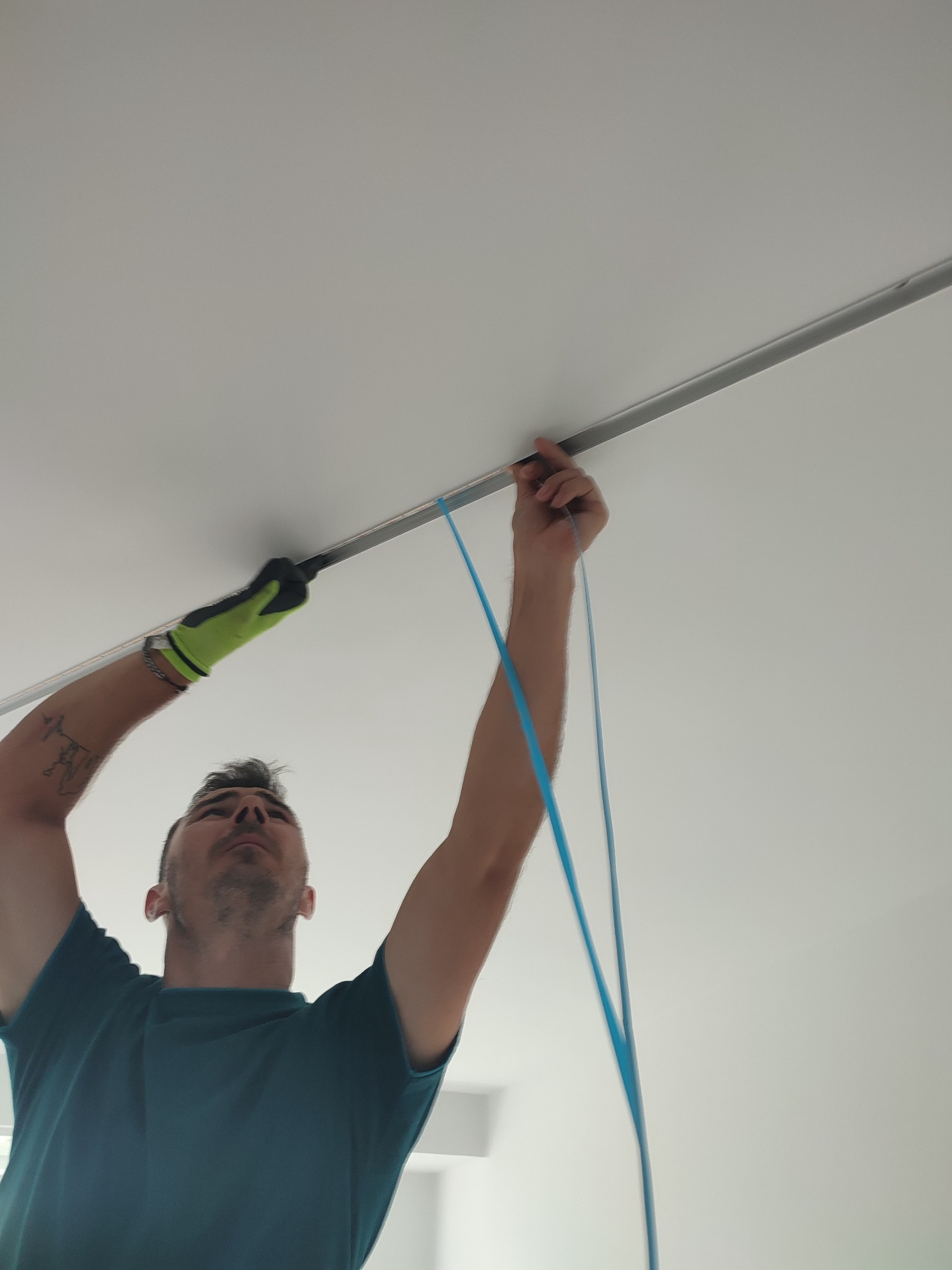 Electrician calificat oferind servicii electrice in Bucuresti si Ilfov